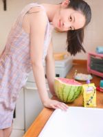 清纯邻家甜美女孩室内吃西瓜粉嫩写真