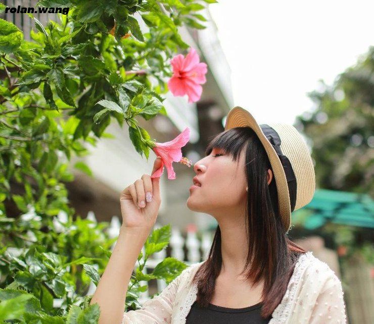 笑容女孩夏天里的欢快时光写真壁纸